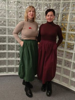 Holky se nedomluvily a přišly do práce ve stejné sukni😀🤔Naštvalo by vás to anebo byste to vzaly s nadhledem jako naše...