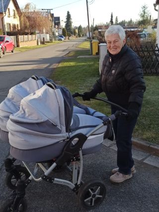 Není nad hlídací babičky, že?😍A tahle👵🏻 má opravdu plné ruce ,,práce”👐🏻 💪🏻 Děkujeme za fotku, bunda PARADOX je opravdu...