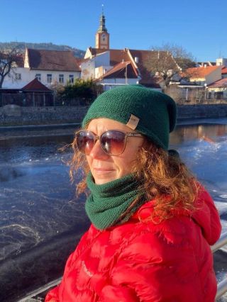 Musíme uznat, že ta kombinace červené s tmavě zelenou je skvělá❤️💚Ladíte si to taky, nebo spíš sáhnete po černé, která...